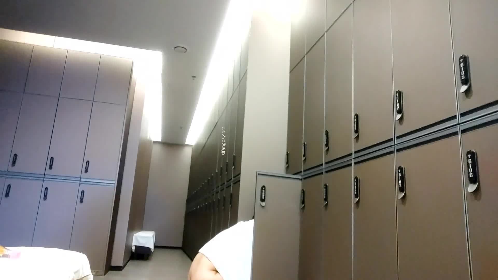 八月最新女偷拍客 国内洗浴会所更衣室~沉浸式沐浴偷拍 几个身材和颜值都不错的靓妹