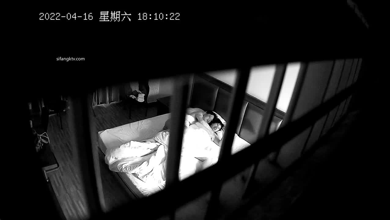 #偷拍勾引可爱鲜嫩萝莉小女友偷尝禁果破处伤心 女孩第一次被意外偷拍留念