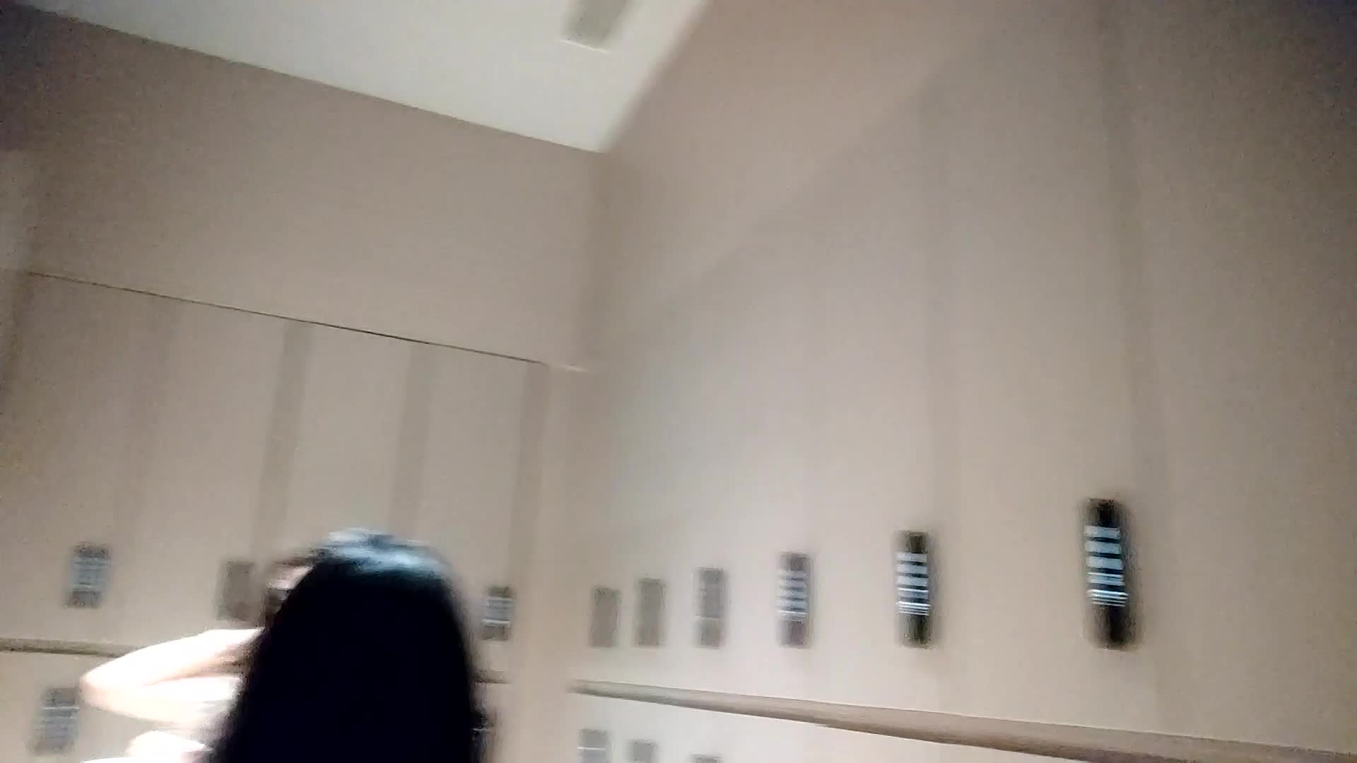 澡堂一路跟拍小姐姐清洗身体 镜子前化妆搓身体乳闺蜜浓密大黑B