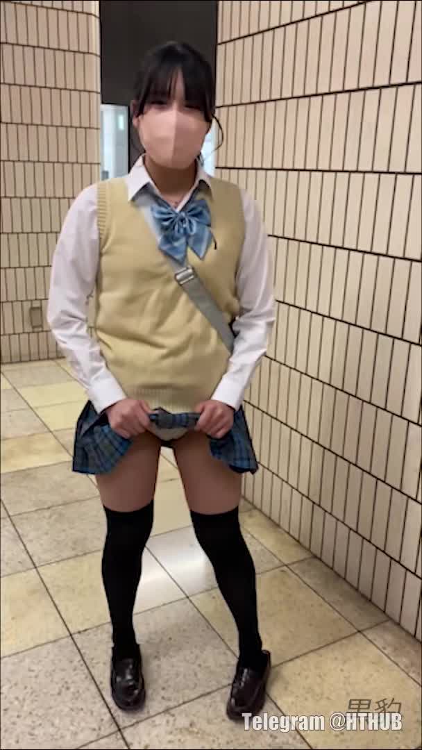 #户外 偶遇制服学生妹子露出展示