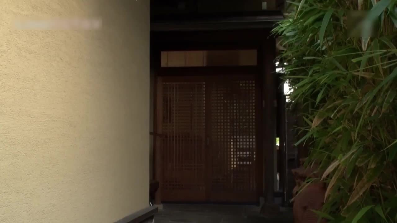 #日本 #中文字幕 淫荡好色的人妻少妇 不停的色诱勾引继子的同学 让他一步步的深陷其中 -2