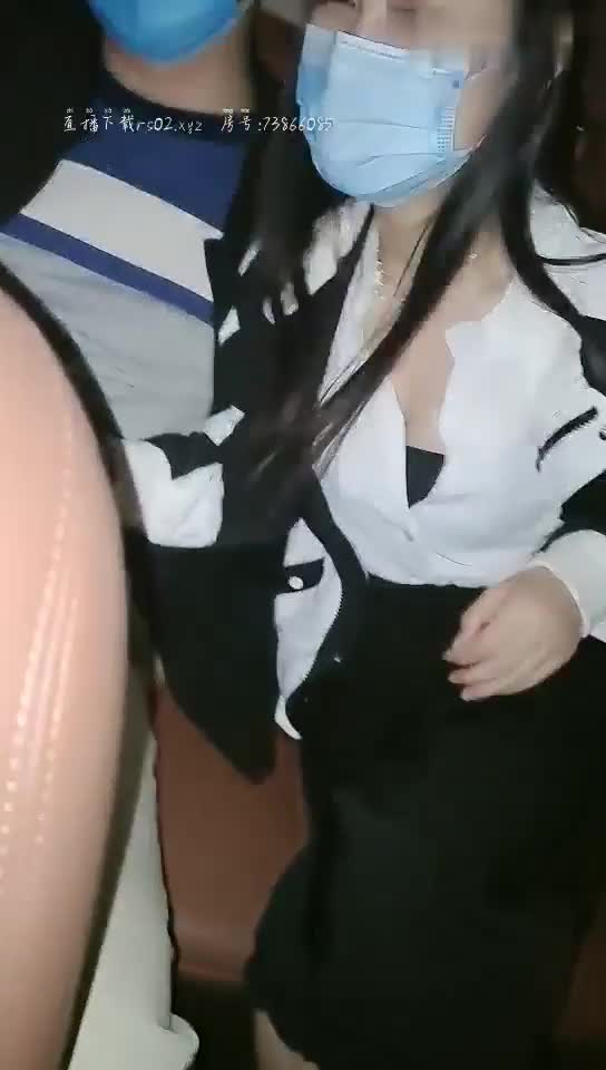 滴滴女司机下海，然后在车后面直播。语言挑逗司机。最终用钱拿下。一起加入直播。车震啪啪啪。肉色丝袜美女司机，属实性感极了。 #丝袜 #直播ㅤ