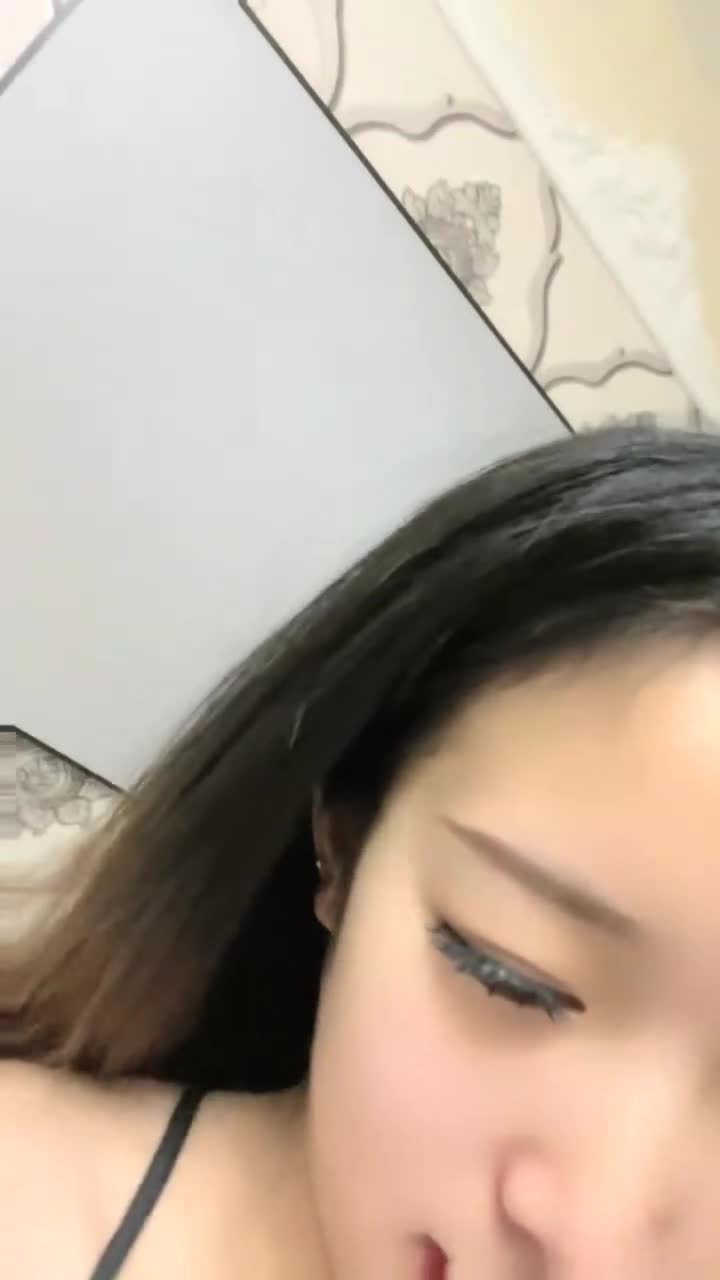 超會玩誘惑！性感睡衣美女！露出美臀掰開，玻璃棒深插自慰，叫起來很騷，假屌放桌子上騎坐