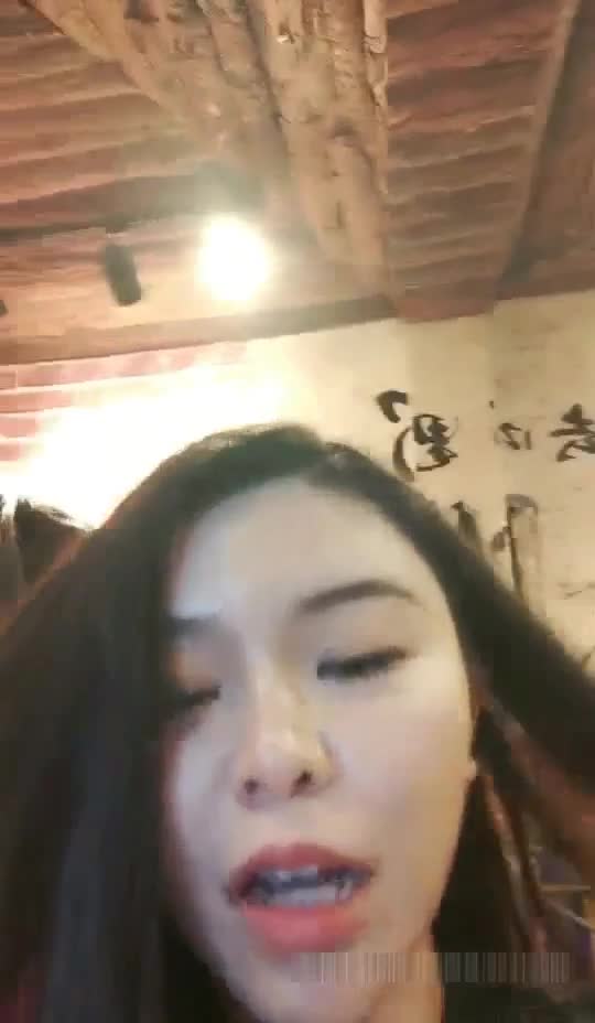 真大胆-时尚性感大美女和闺蜜到理发店做造型时故意掀开裙子露出逼逼勾引理发师,最后家中一起群交啪啪,国语!
