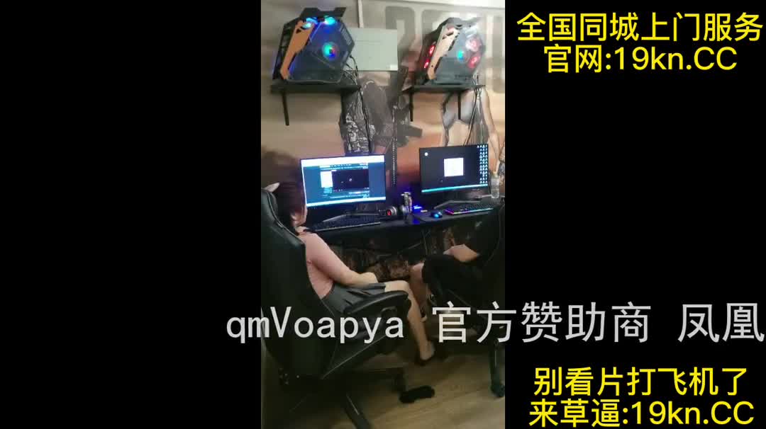 巨乳骚妇网咖勾引正在看a片的年轻小伙