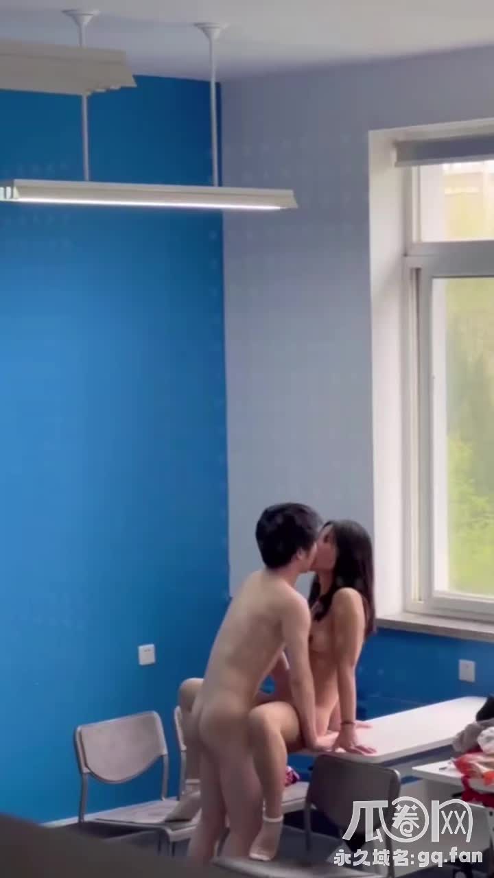 教室里学生操逼！看看你还记得哪些瓜 各种淫乱学生教室刺激野战视频合集！大家对于校园野战的事情总是看不够，而现在网络发达，也经常会有学生在校园野战的视频被曝光出来，今天特地做了一个在教室内野战的视频合集，并且教室条件简陋，基本上都是无套做爱，看起来就非常刺激，看你还能认出曾经那些校园门事件吗？