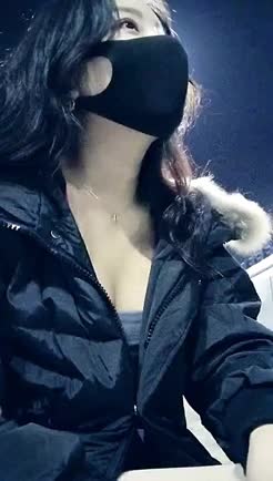 风骚小姐姐出门勾搭小树林野战，无套啪啪粉穴紧张刺激怕被发现.