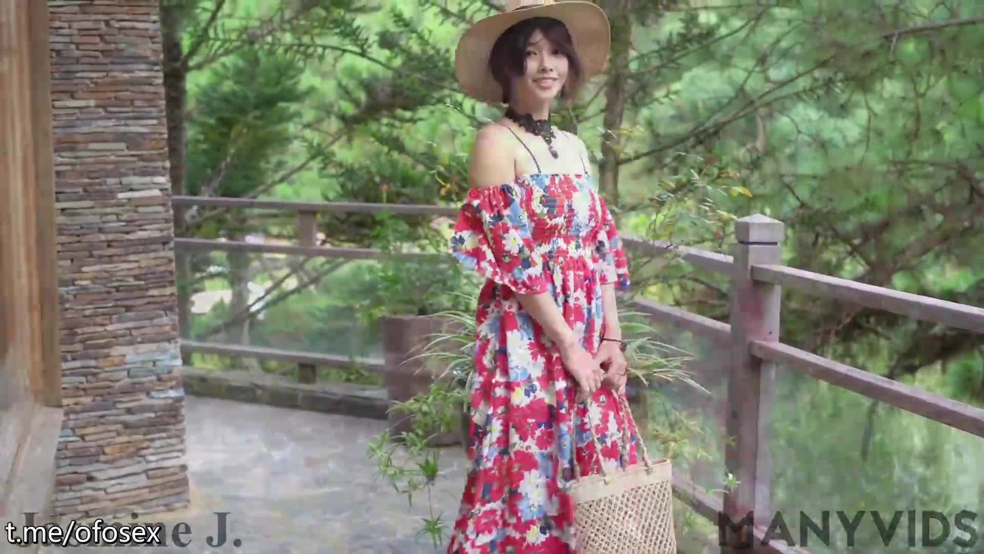 神似明星梁咏琪推特P站网红甜美惊艳反差女神 JasmineJ9966 单部作品价值几十美金的单人solo视频 多场景户外露出道具自慰潮喷尿尿流白浆