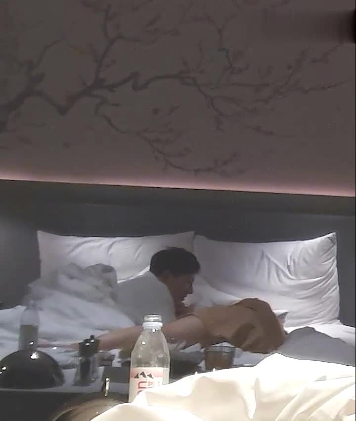 久未露面的泡良大神金先生 酒店约炮中学女教师扯下内裤推倒就干