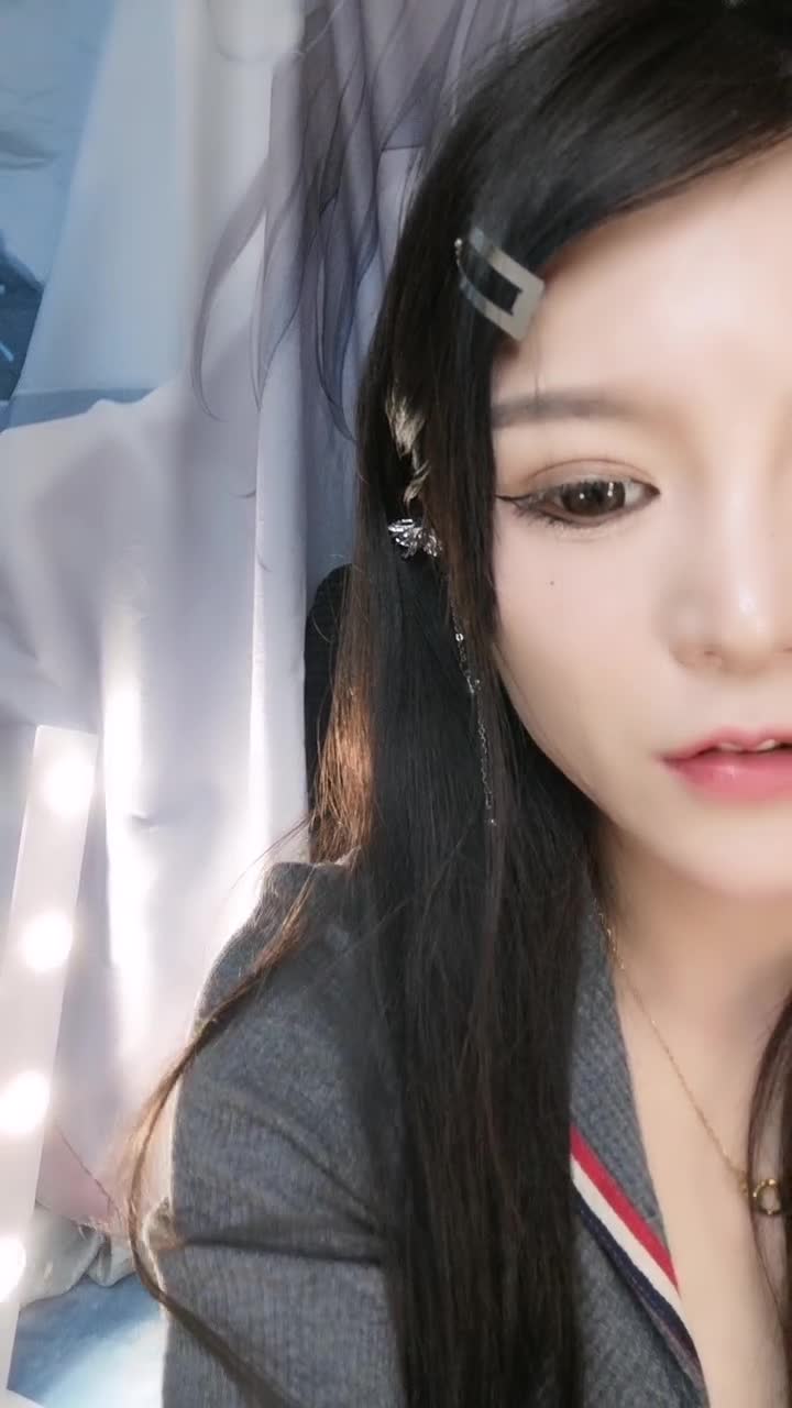 #直播 大眼睛网红小姐姐，白虎肥美骚穴，跳蛋假屌轮番上