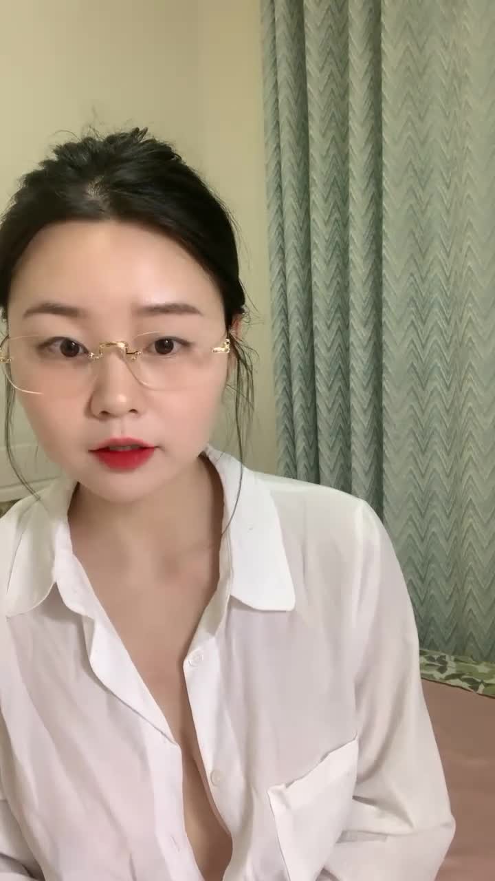 天生干货，G奶学妹~口技手活十分了得~胸推打奶炮~秒射，纯天然，主打的就是反差和奶子