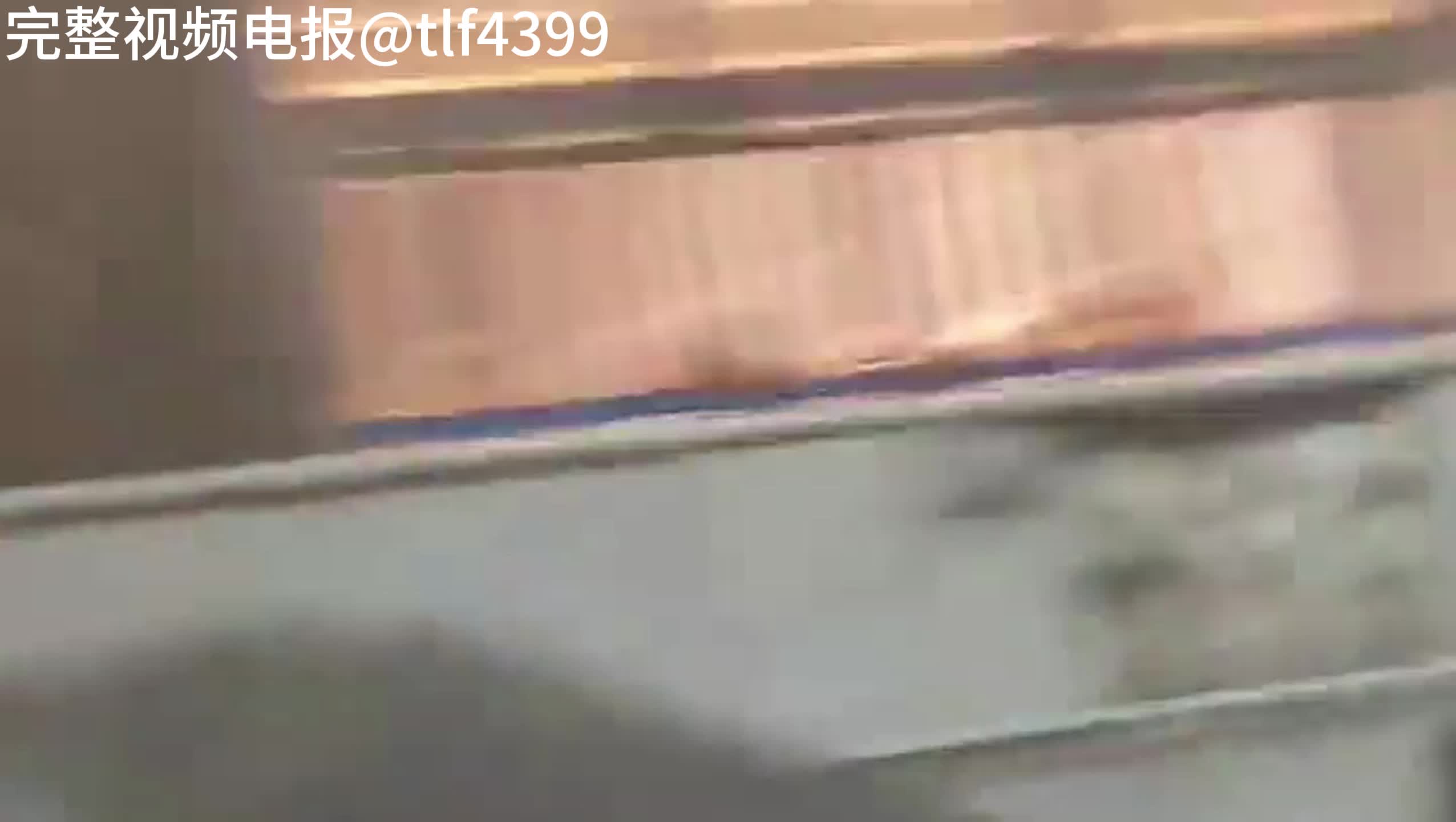 西北民族大学新生学妹军训台上跳舞走光两露出两个奶子，台下直接沸腾了。这是另外一个角度的#军训跳舞露出  #西北民族大学