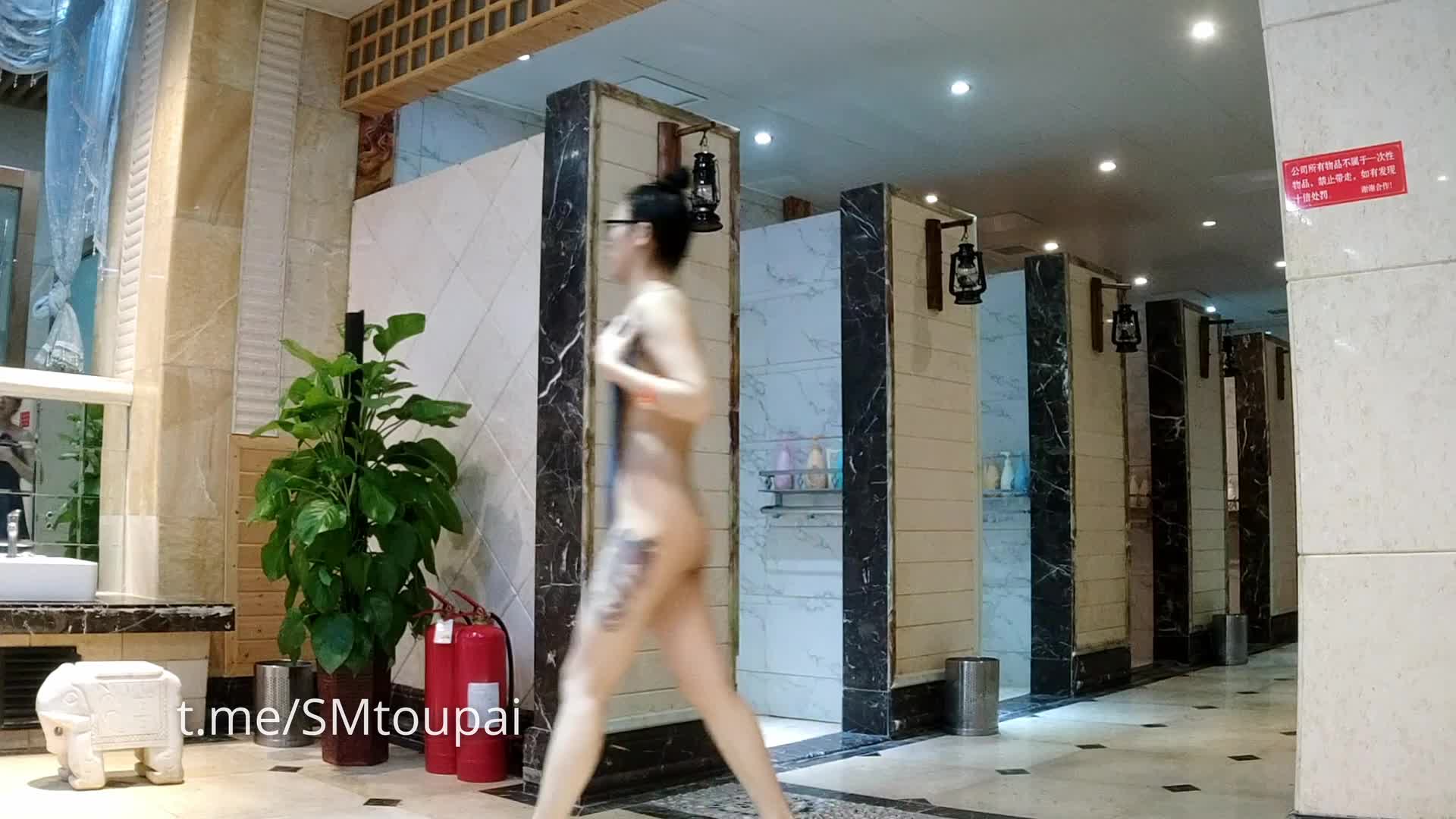 我们的第一发视频-爆乳学妹（第二发白嫖视频群里过千人更新）