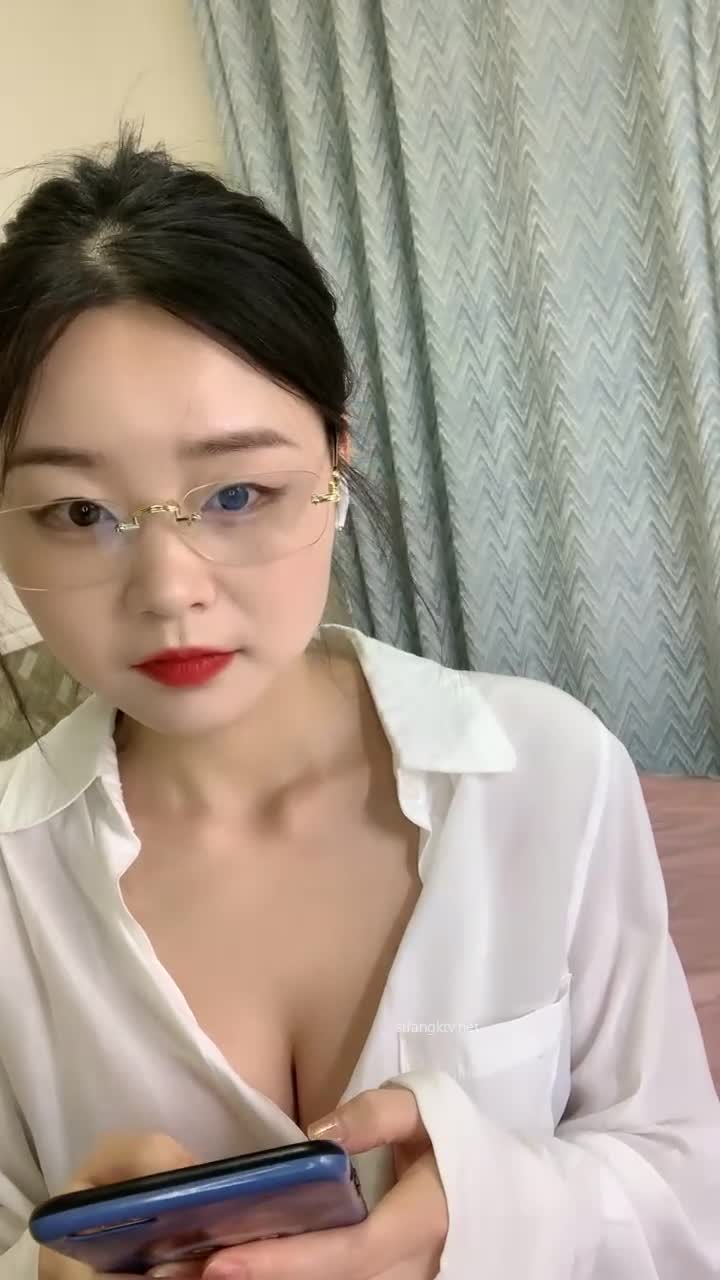天生干货，G奶学妹~口技手活十分了得~胸推打奶炮~秒射，纯天然，主打的就是反差和奶子