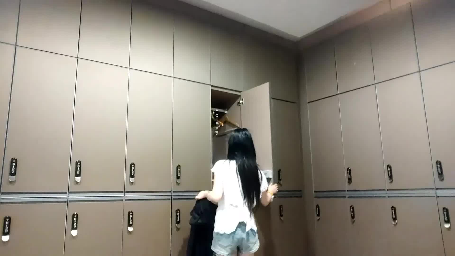 八月最新女偷拍客国内洗浴会所更衣淋浴间偷拍 肥瘦姐妹花苗条妹子逼毛茂盛黑森林
