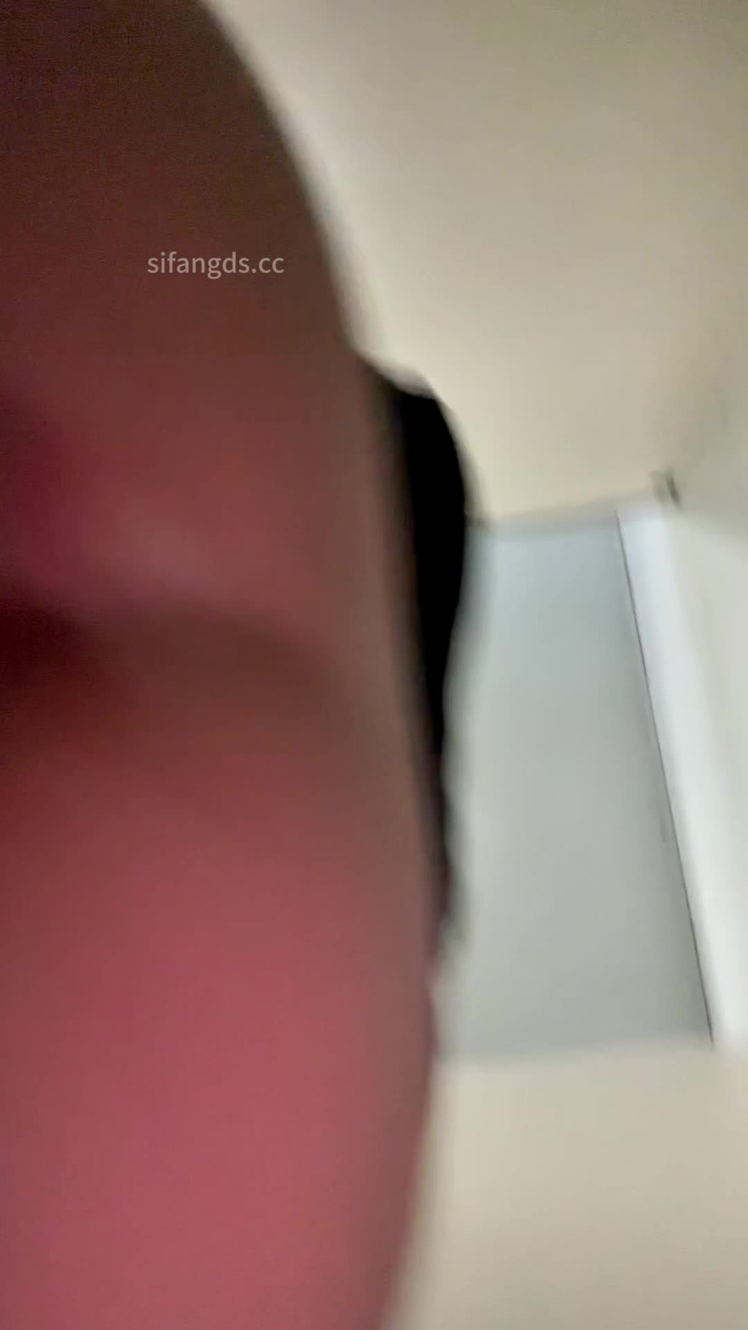 办公楼女厕全景抄底式偷拍几位美女同事 各种极品鲍鱼