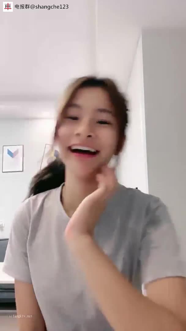 拉闺蜜互相自慰逼水多 9