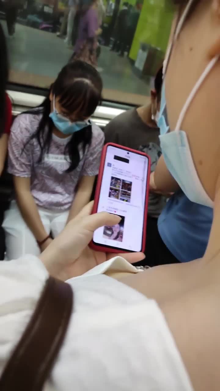 最新广东地铁近距离偷拍俯视偷瞄少女少妇们的大小奶子！如此近距贴身偷拍探花偷拍专区