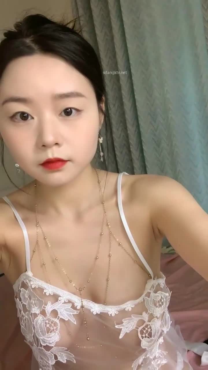天生干货，G奶学妹~口技手活十分了得~胸推打奶炮~秒射，纯天然，主打的就是反差和奶子