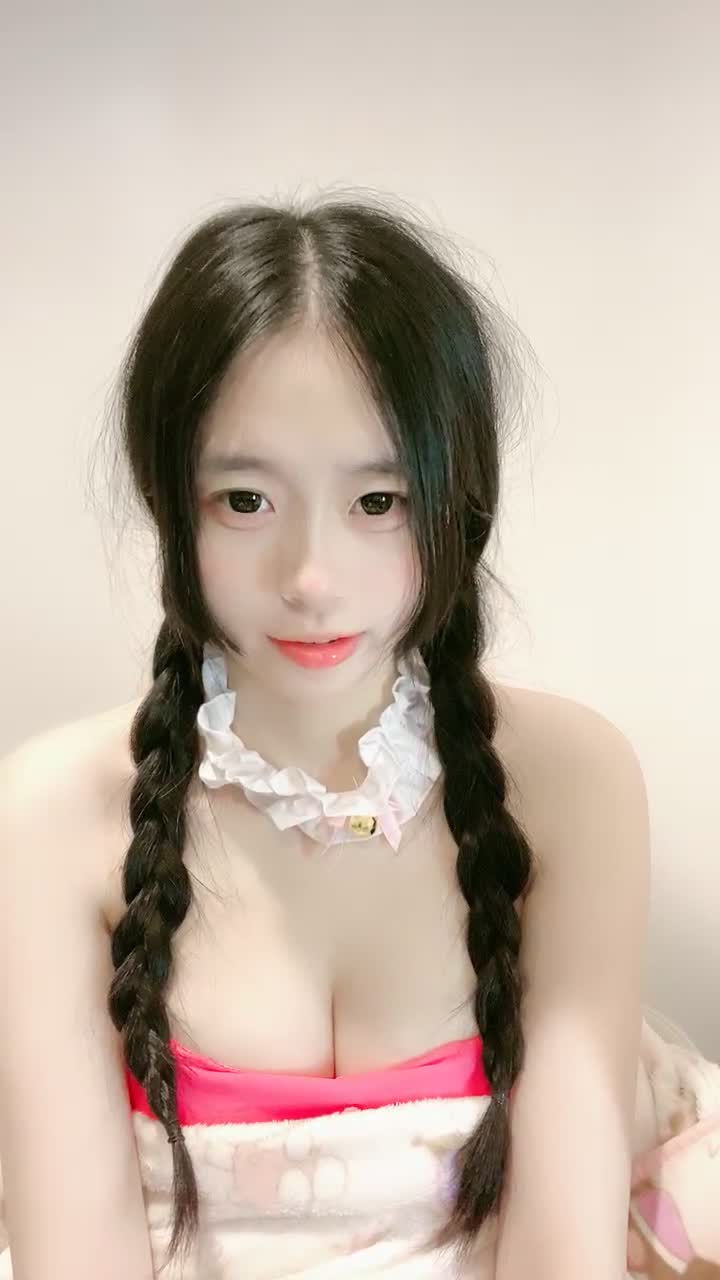 #学生 #自慰 #巨乳 #萝莉超清纯校花！超美新人大学生下海！这么清纯这么美，身材还那么好，多少男生的梦中女神。缺钱来给大家直播看B，揉奶（超级大 软）大秀美足和嫩逼，一看就没有性经历的逼，还是没开苞的原色，太美了！  完整版十几个视频已更新vip群二十万极品萝莉资源永久会员88
