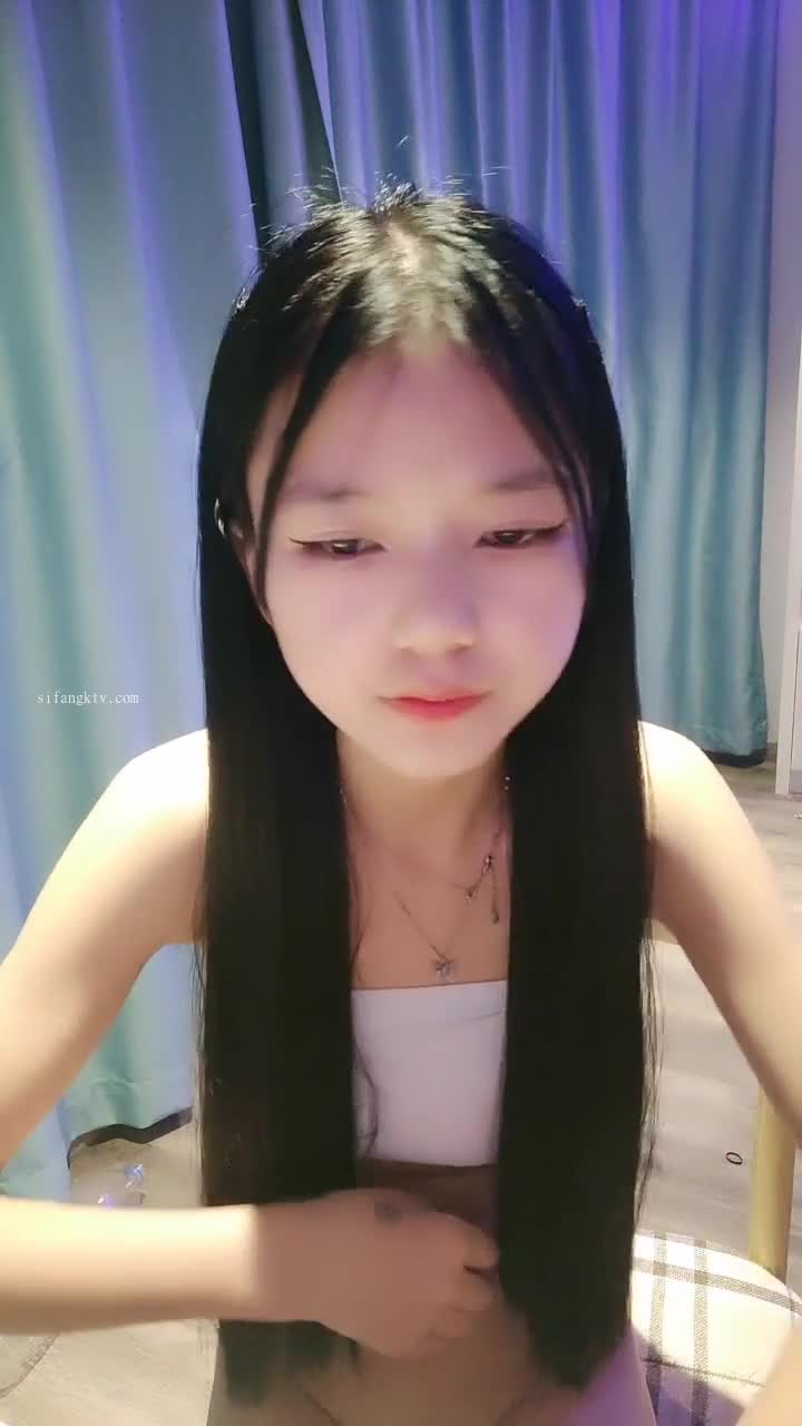 無敵白虎嫩逼 精神蘿莉19歲，體重80多斤，有點駝背 有點像精神小妹ㅤ