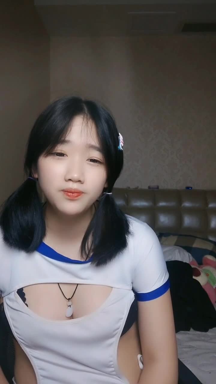 新人学妹下海~【小妮同学】超级稚嫩女仆装~脱衣舞裸露特写，背影杀手，这大白屁股真给力，推荐~ ~ ~~~ ~ ！~撸管佳作