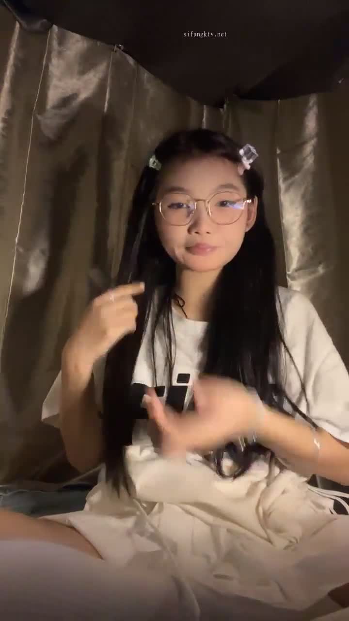 #十四诗 学妹宿舍直播~道具狂插流白浆~