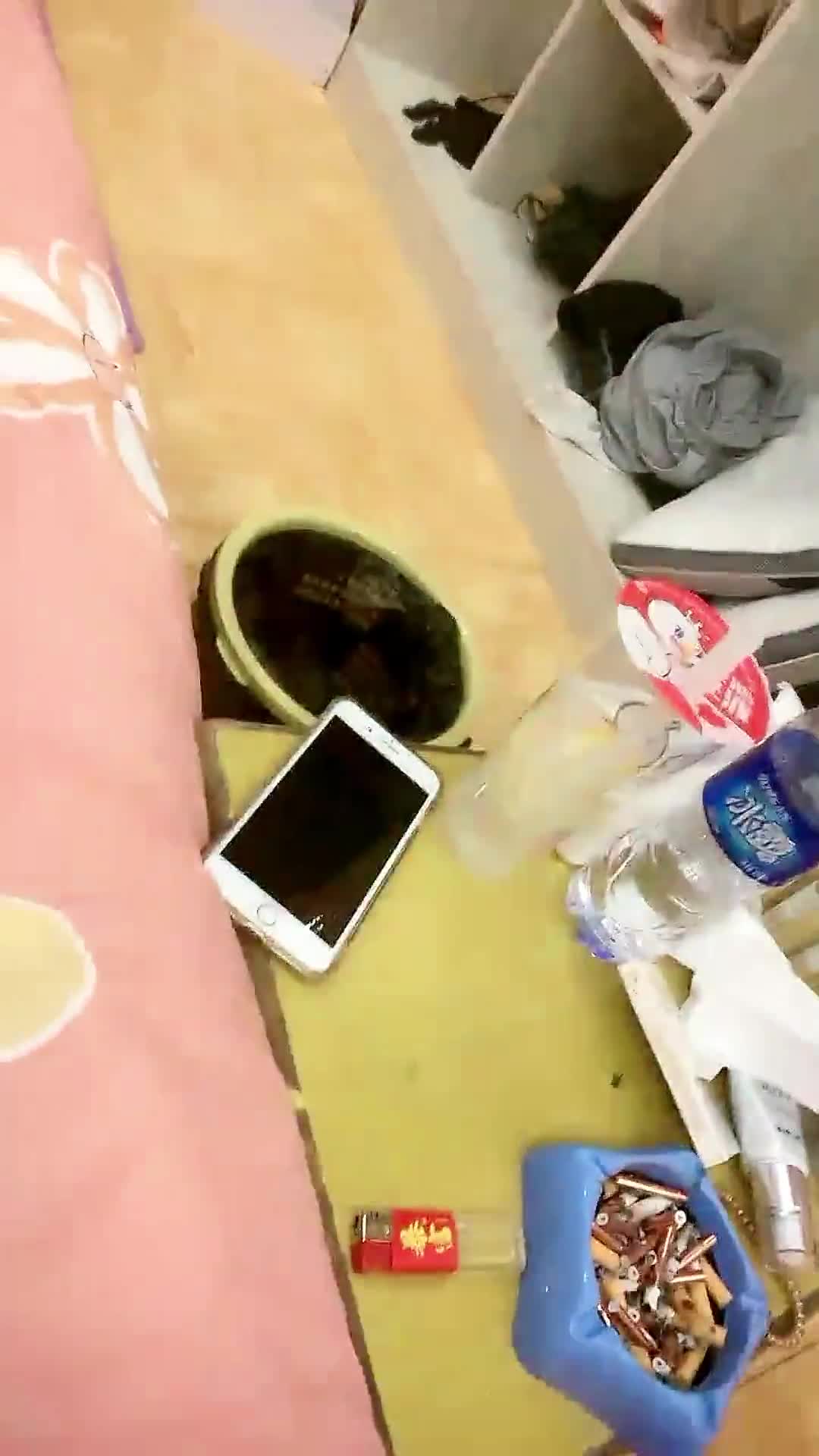 小哥跟女友居家性爱啪啪给狼友直播看，互动撩骚全程露脸无毛白虎逼口交大鸡巴，让小哥无套抽插浪叫呻吟，内射