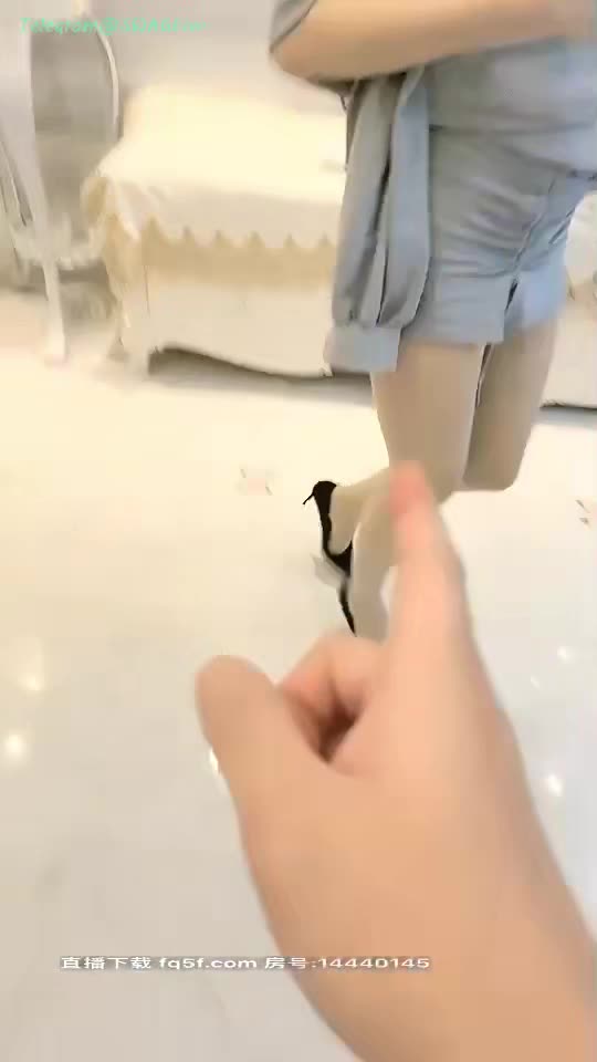 瘦瘦的S级一级棒身材的超粉美少女，一线美逼，换上女仆丝袜太欠干了，连干了两次速游VPN跑满千兆只做最快