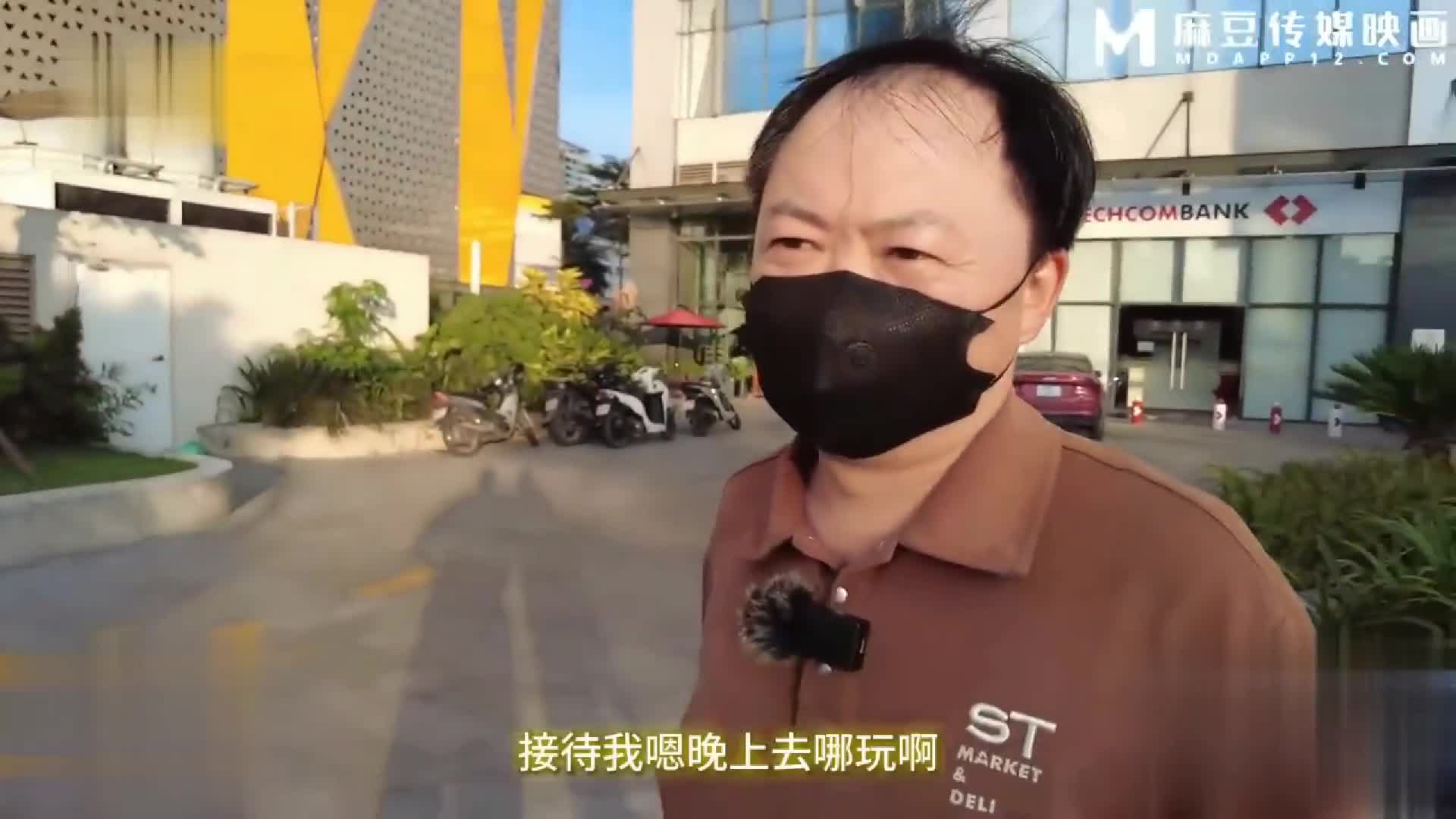 街头搭讪王国内屌丝大叔 越南街头咖啡厅真实搭讪19岁眼镜美女大学生穿上情趣内衣无套内射