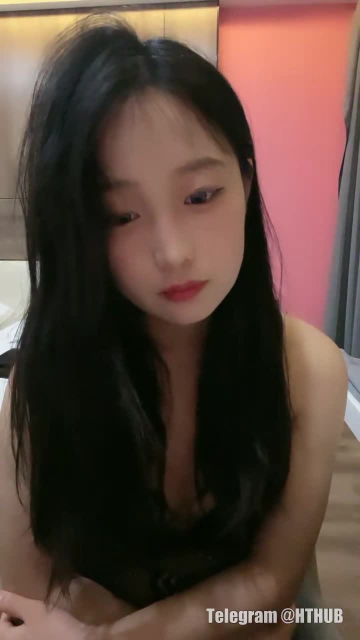 外表甜美少女 酒店开房操逼 翘起屁股开档嫩穴 骑乘位深插 #直播速游VPN跑满千兆只做最快