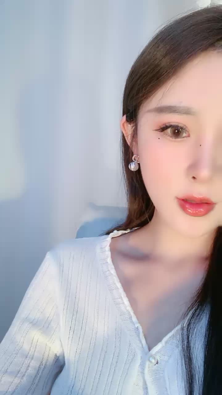 清纯亮丽小学妹，【伤心的年糕】，趁着爸爸妈妈不在家，脱衣来一段自慰，小骚逼水不少特给力~ ~ ~~~ ~ ！~  撸管佳作