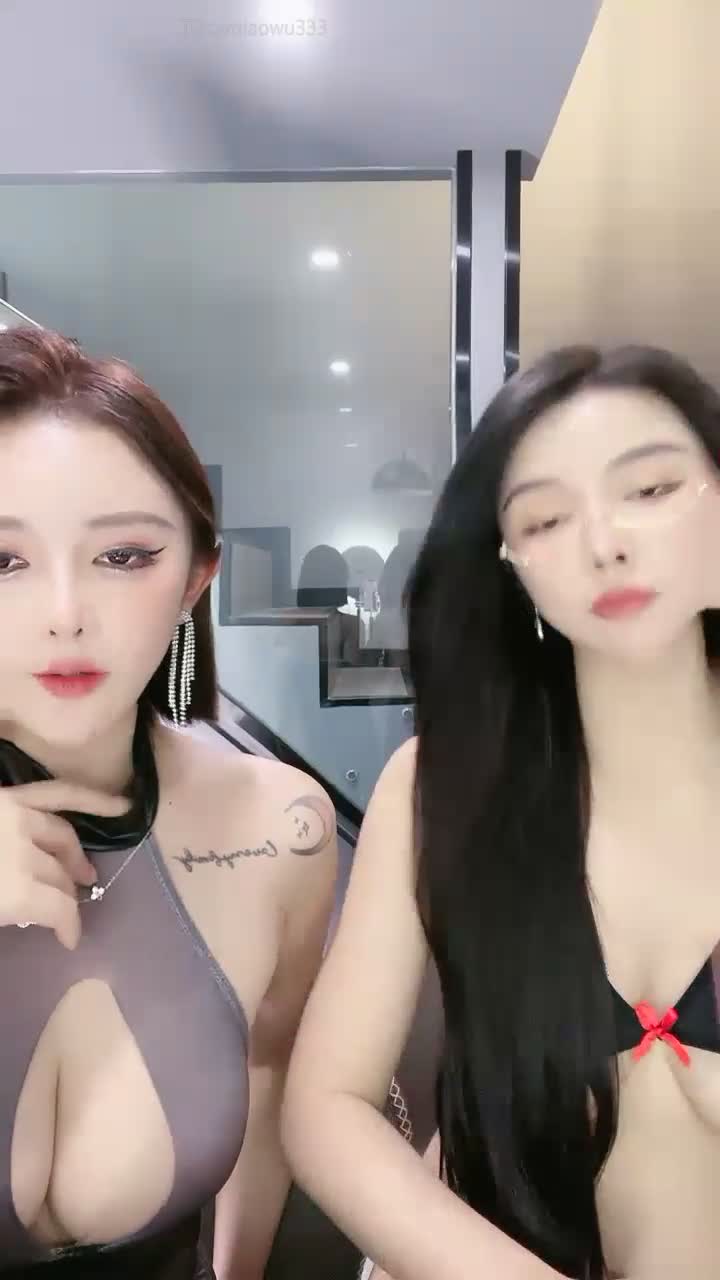 绝代双骄巭䒵 两个骚逼少妇 有群友说她们有露的 也有说没有 #少妇 带劲