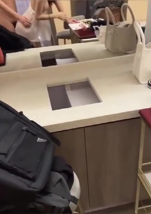 金主爸爸让大二美女边给男朋友打电话边吃鸡巴要喷了不行了 快拔出来
