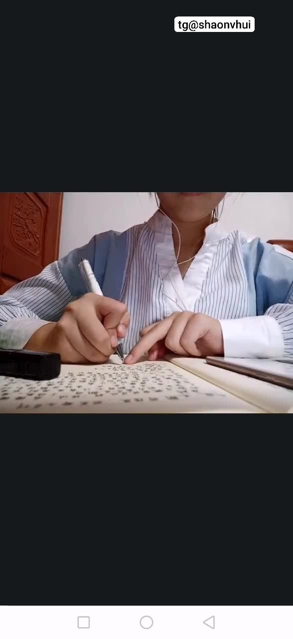 #少女 #学生 #大奶 #裸聊我滴妈，这个妹妹好大一对奶子️还一边写作业一边玩奶子真是得劲啊