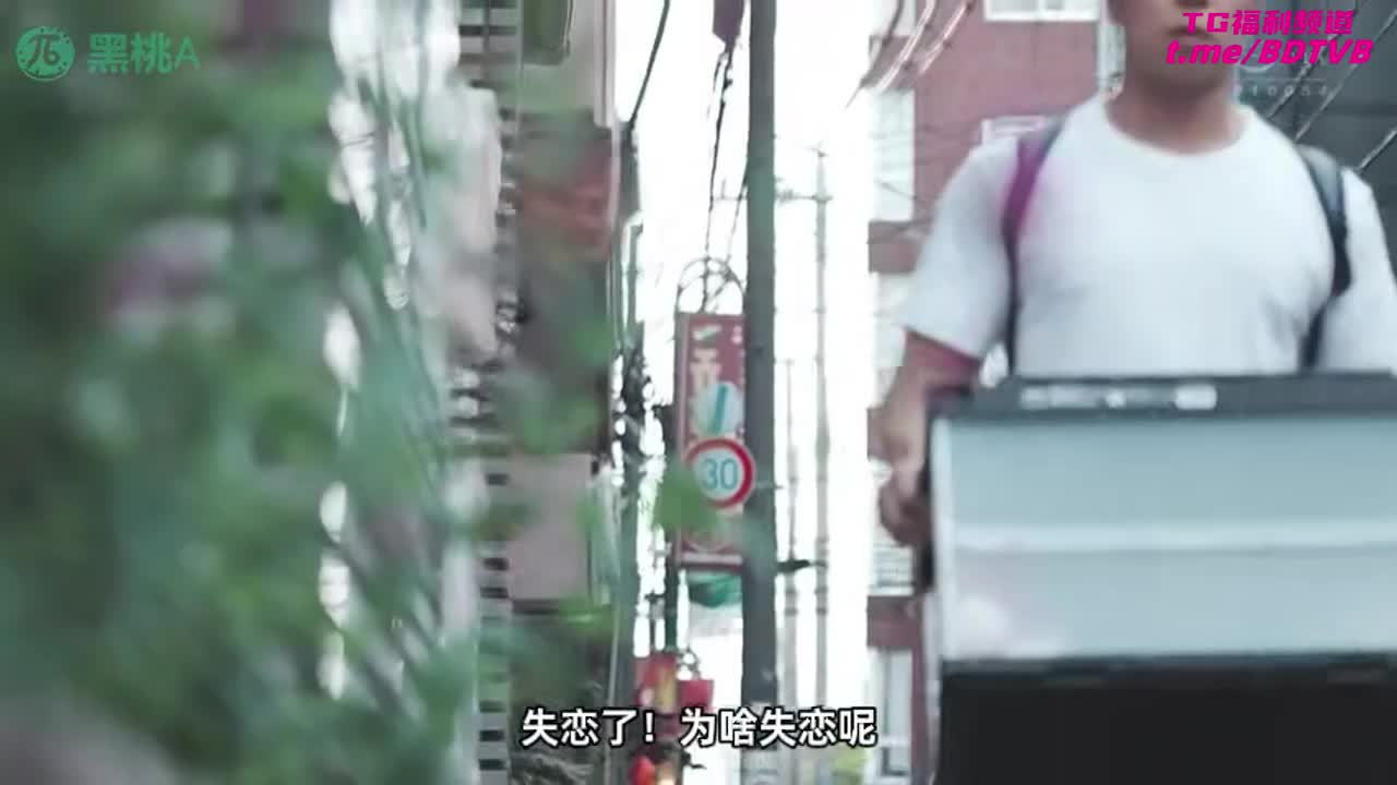250616G  【淫荡人妻】失恋处男遇人妻，学也不上只为逼！PS：在丈夫也在的饭局上，香香竟在桌下用脚为小木足交，让他射在裤裆！番号：JUL-701女优：#米仓穗香标签：#SM #人妻 #熟女 #处男 #颜射