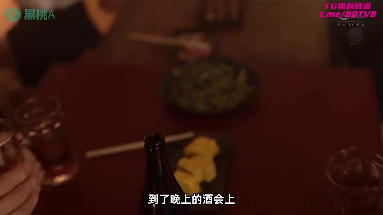 250705E  【无码破解·黑丝诱惑】KTV娱乐场所里的单独辅导！PS：她命令结狗为她舔穴，还用脚钩住他的头，让他无法逃脱！番号：ROE-321女优： #水野优香标签：#出轨人妻 #女上司 #熟女 #舔逼