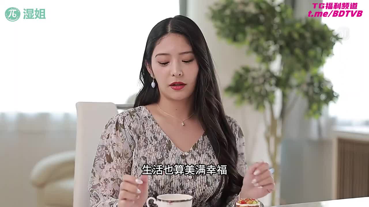 2508012A 闺蜜一起找刺激，让那鲜肉操骚逼！PS：闺蜜相互交换鲜肉一起操，这样的快乐生活你要不要！番号：JUR-205女优：#大槻响 #藤浦惠标签：#熟女 #闺蜜 #M男 #多P #人妻