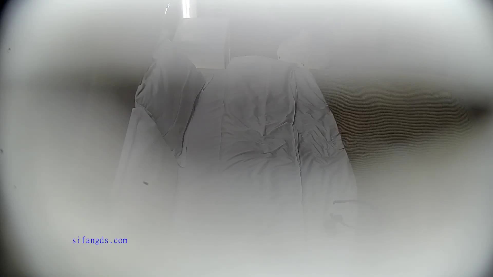 八月最新流出酒店偷拍 提前返校的学生情侣闷骚反差学妹和早泄男朋友妹子性欲没有被满足摸着鸡巴睡