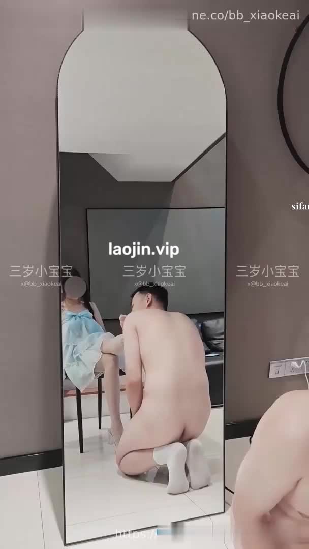 2025年8月，顶级NTR小人妻【三岁小宝宝】，娇小少妇，约了个单男是兵哥哥，真强壮，解锁了好多新姿势
