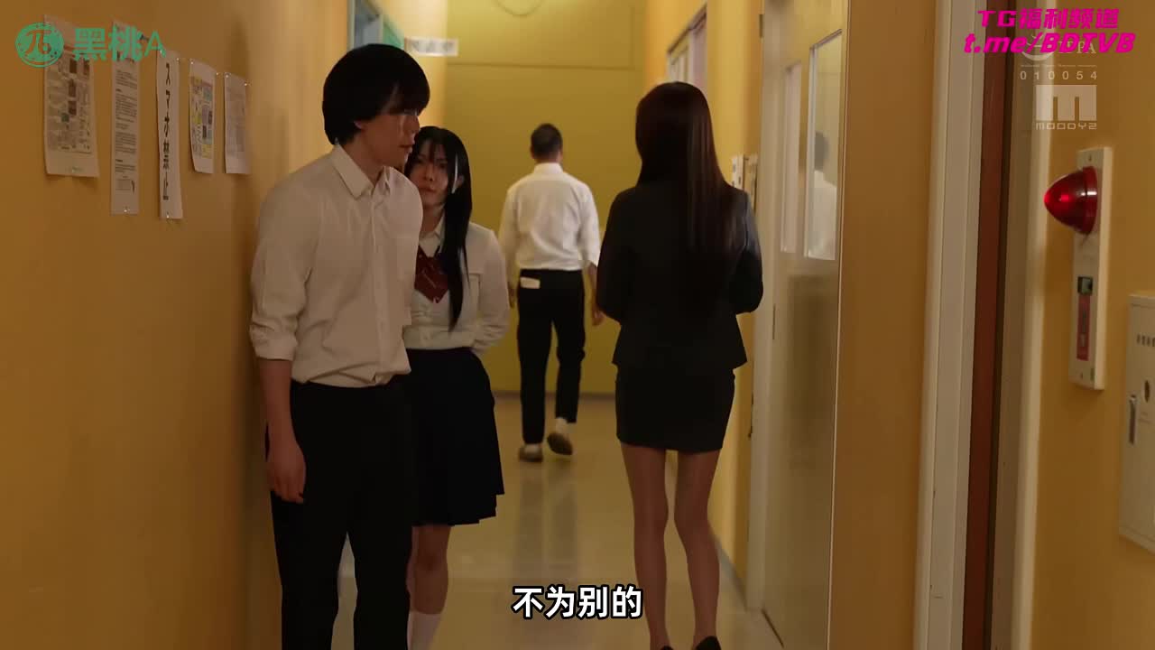 2508017D 【无码·校园教师】学生校园内早恋，老师用美足教训！PS：美女老师森日向子有一个特殊的癖好，就是喜欢调教早恋的学生！番号：MIKR-031女优：#森日向子标签：#女老师 #师生 #连裤袜 #职业装 #足交 #高颜值