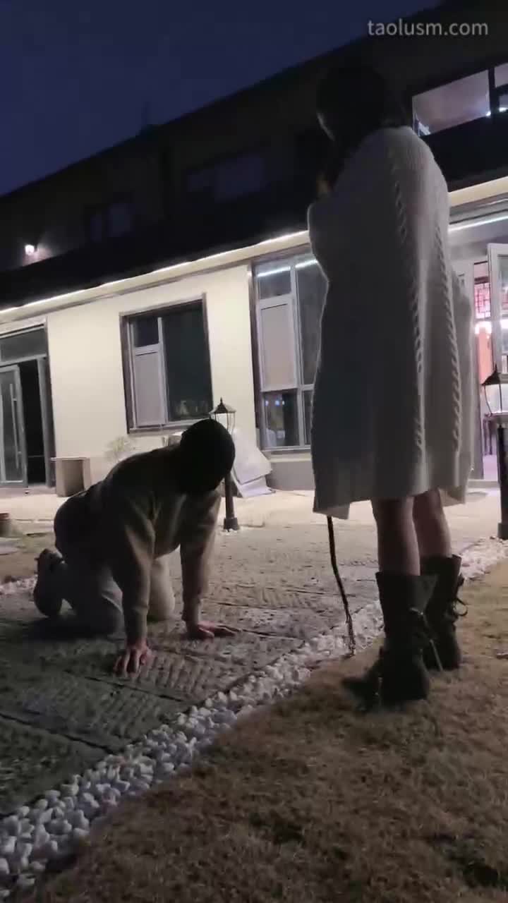 长靴踩踏