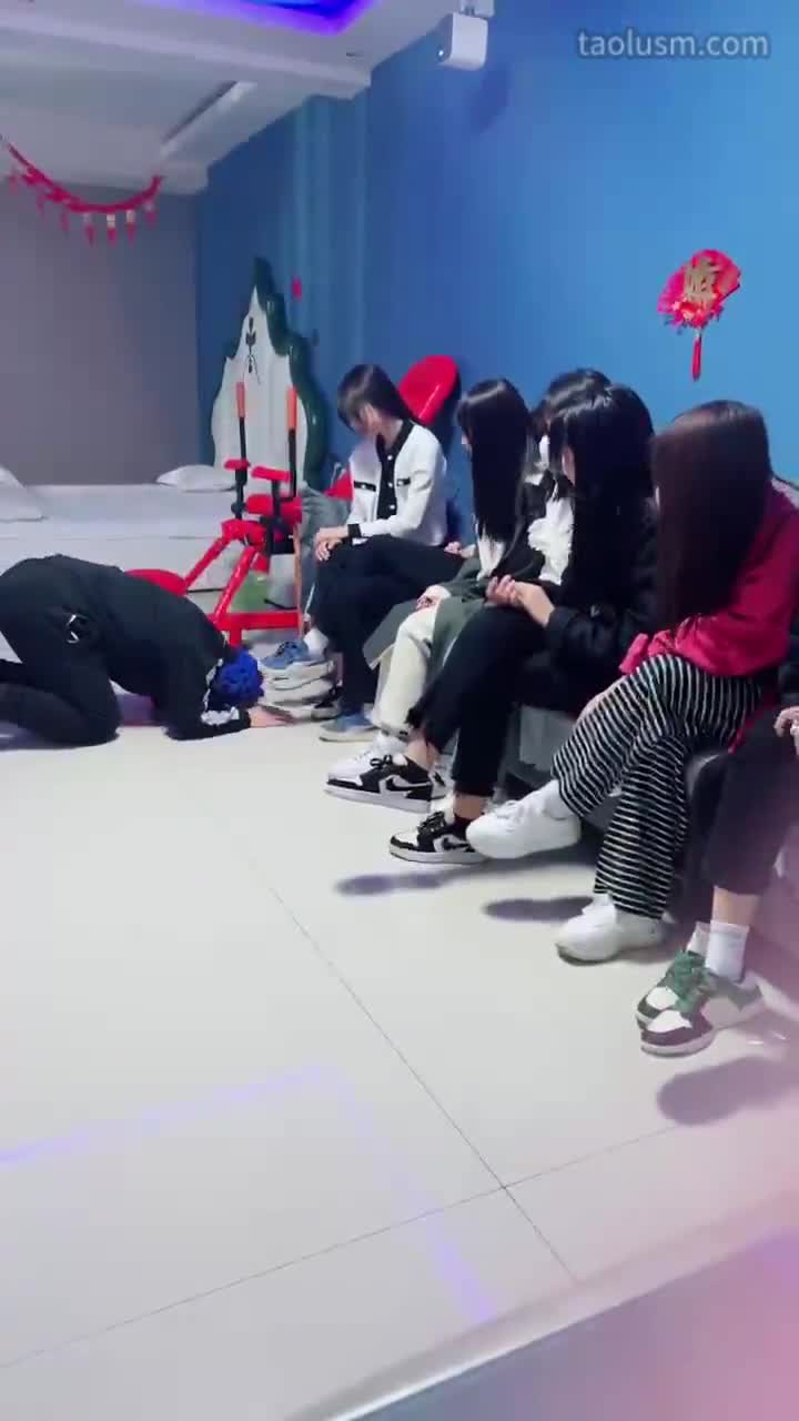 暴力踢踹踩跺