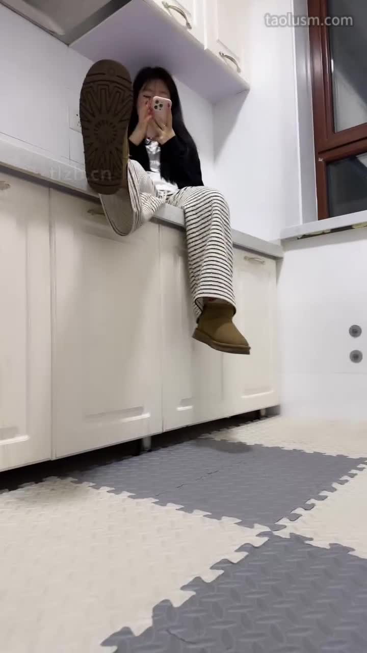 #精神小妹 #女主天地 #直播回放雪地靴全体重踩脚垫狗