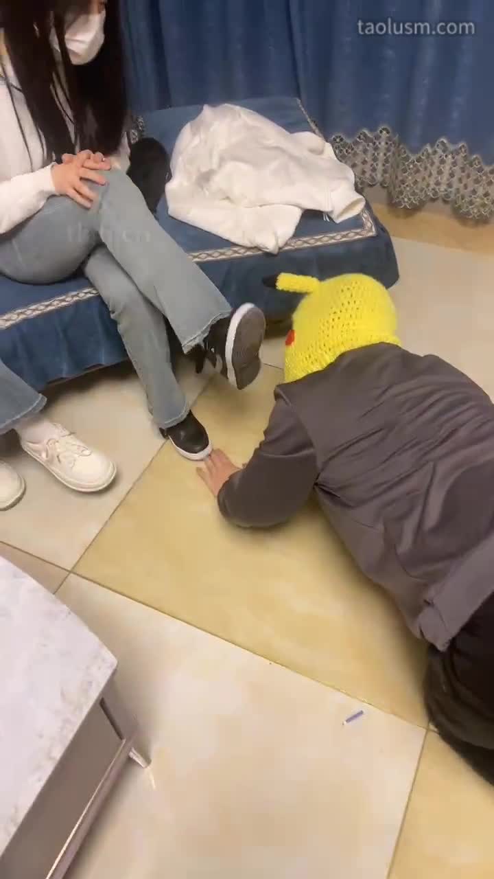 强制舔脏鞋臭袜