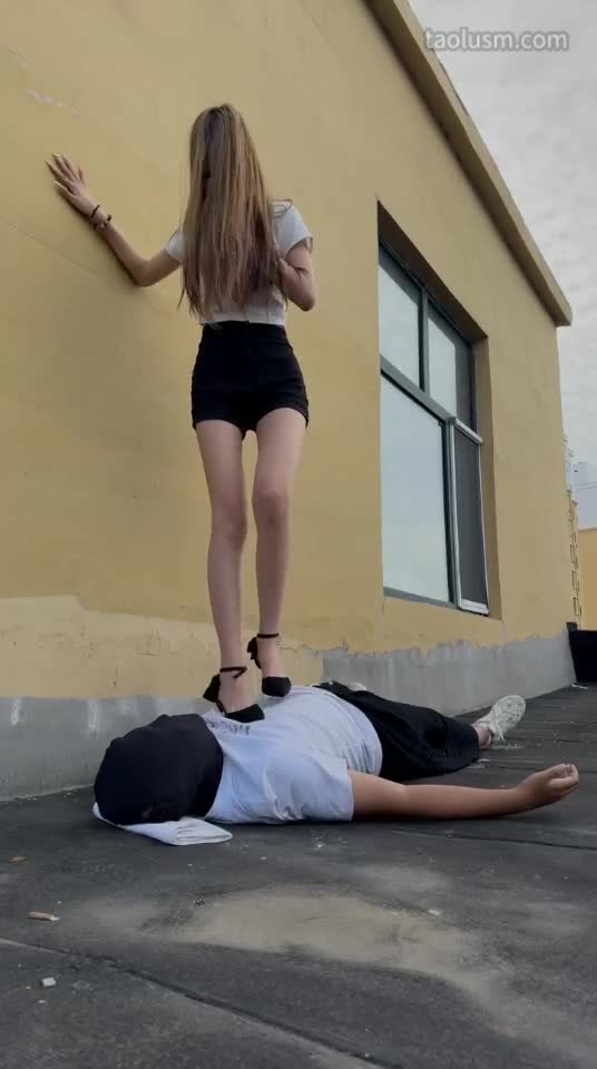 #精神小妹 #女主天地 #直播回放天台173学生S高跟下的肉垫