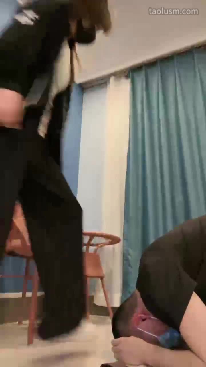 裸足踩脸