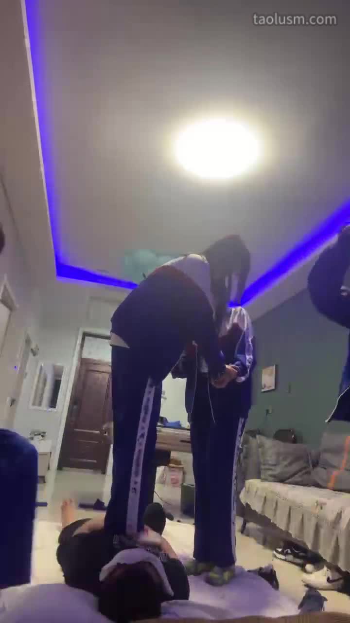 #精神小妹 #女主天地 #直播回放4S学生主钉子鞋暴力踩跺-臭鞋袜封嘴