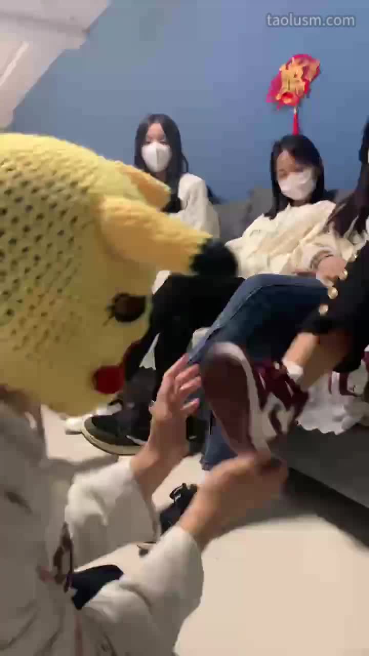 提档耳光这次带4个学生素人入圈，清一色全部运动鞋棉袜，狗穿着囚服被虐，舔真实运动鞋脏鞋
