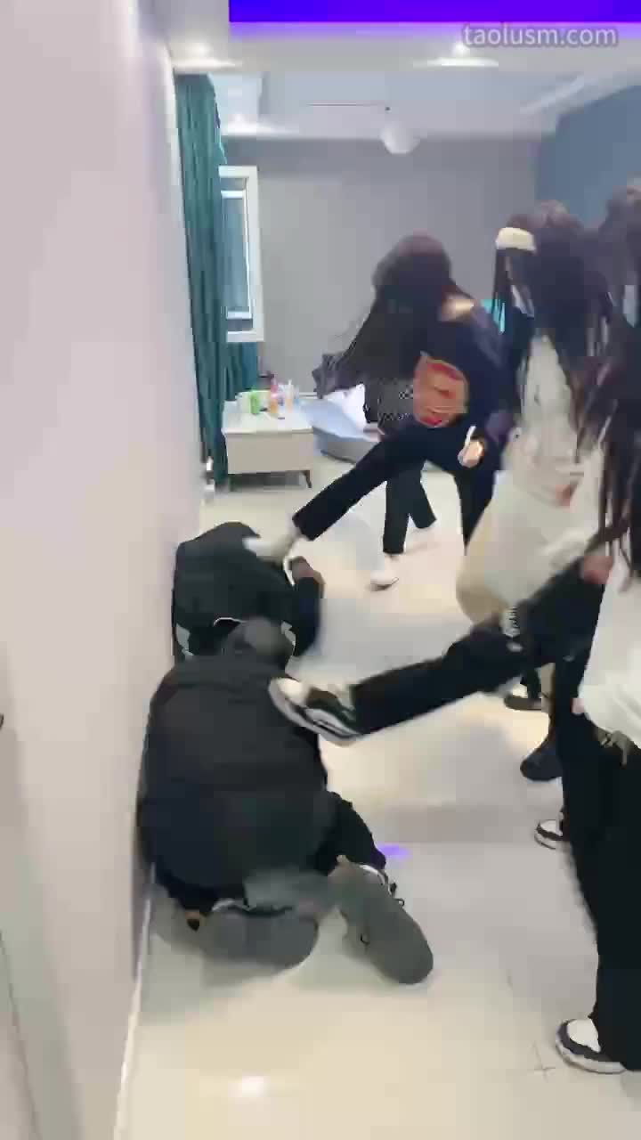 #精神小妹 #女主天地 #直播回放大型室内暴力专场